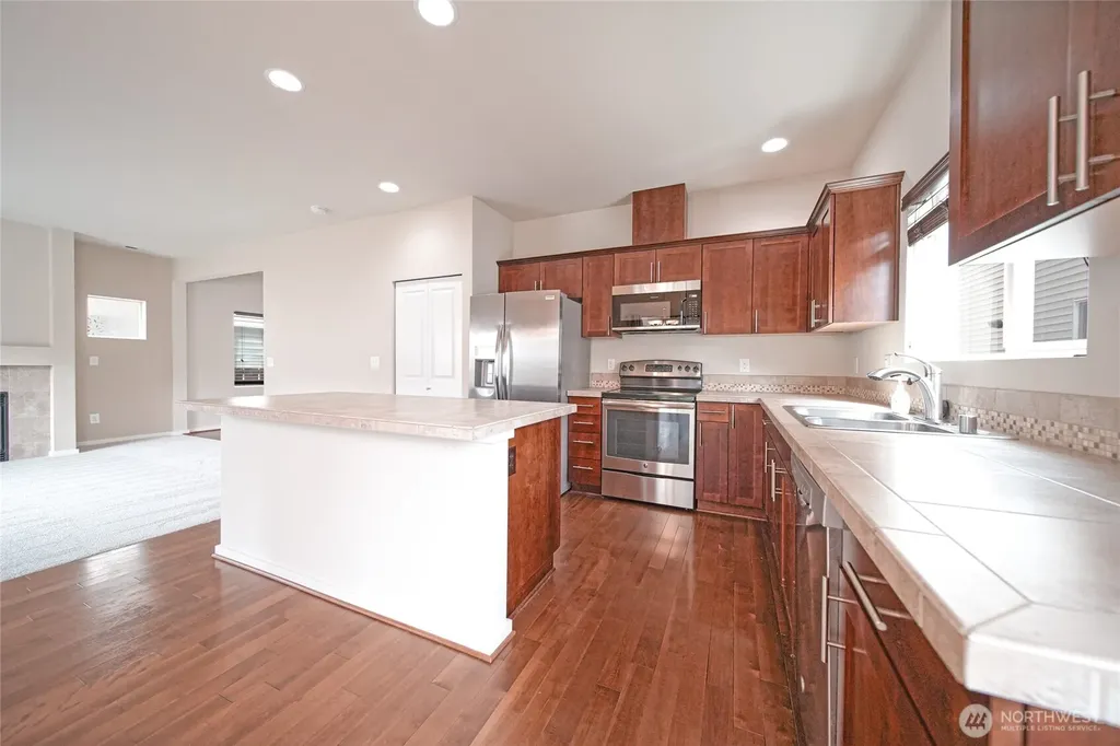 4241 R Street NE Auburn WA 98002