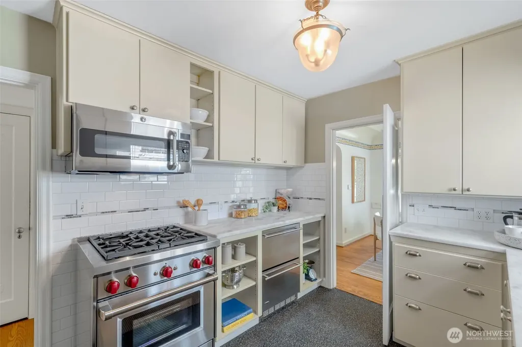 4335 NE 42nd Street Seattle WA 98105