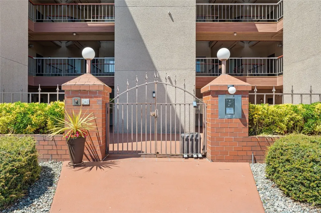 1902 Bridgeport Way W University Place WA 98466