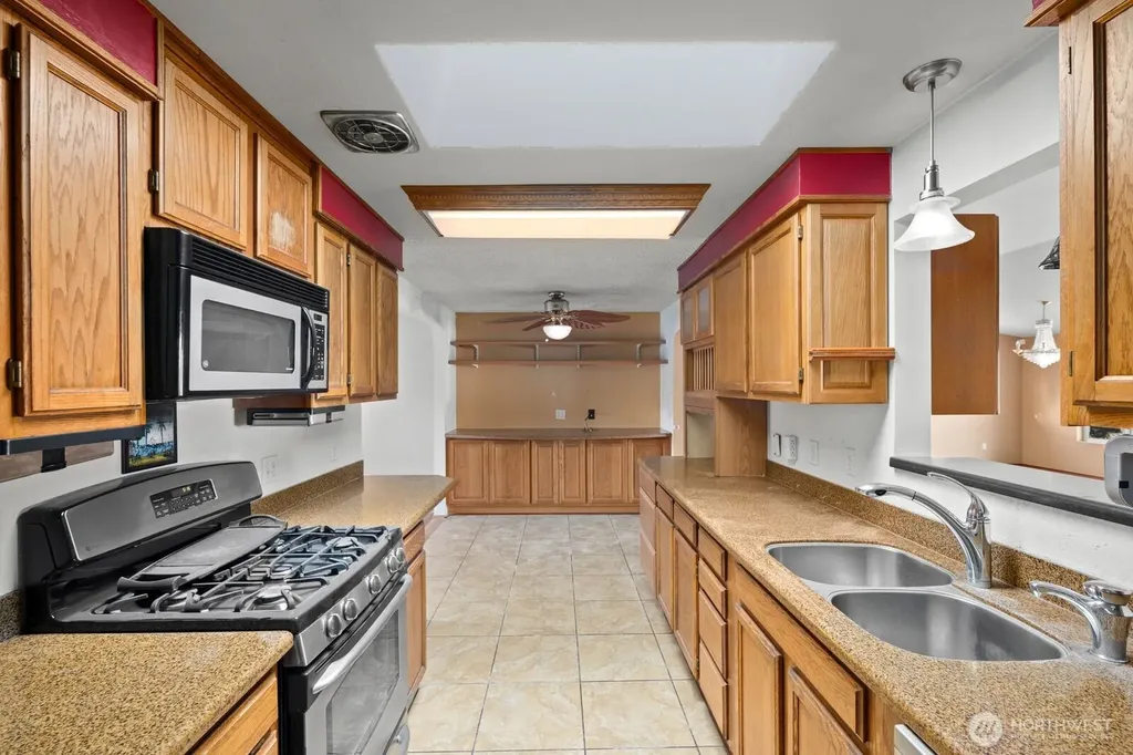 32828 22nd Avenue SW Federal Way WA 98023