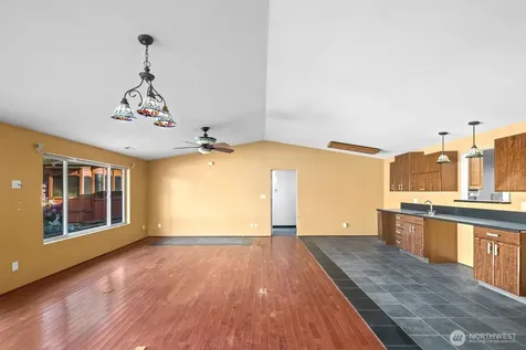 32828 22nd Avenue SW Federal Way WA 98023
