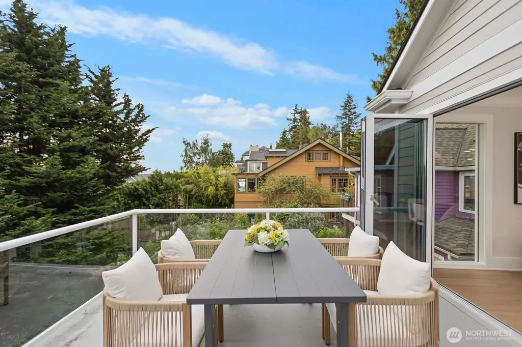 2525 12th Avenue W Seattle WA 98119