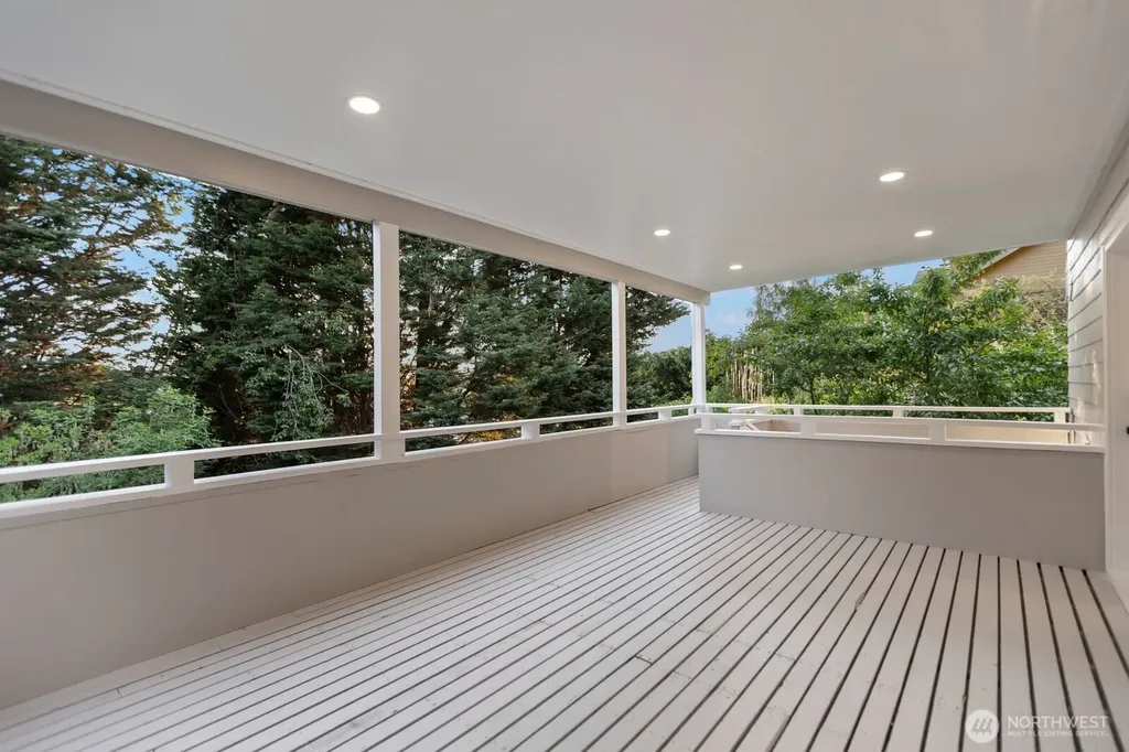 2525 12th Avenue W Seattle WA 98119