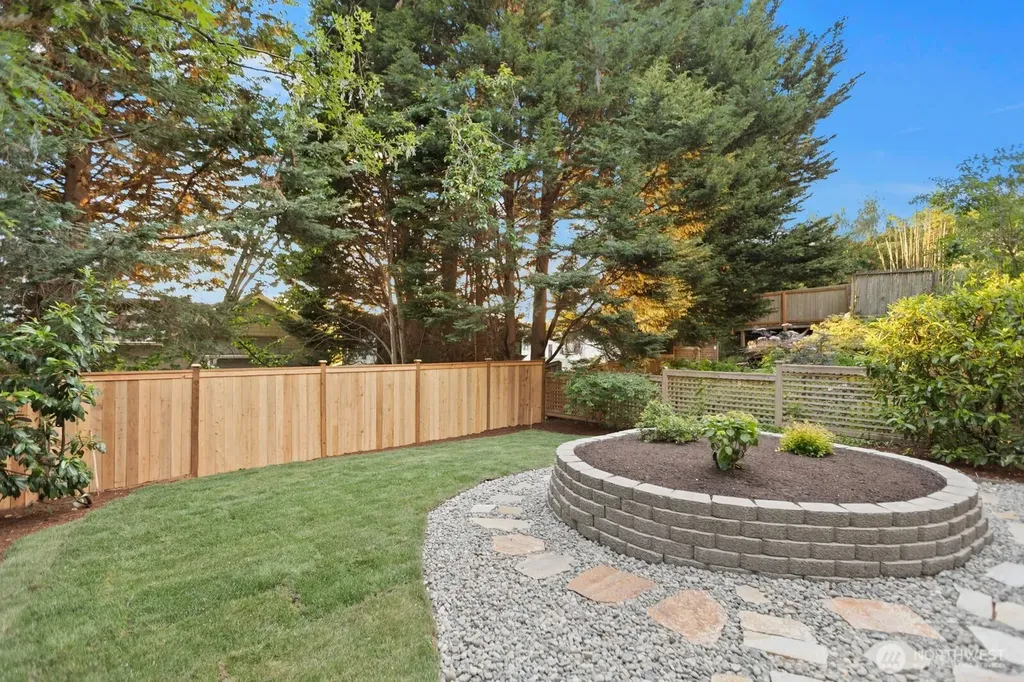 2525 12th Avenue W Seattle WA 98119