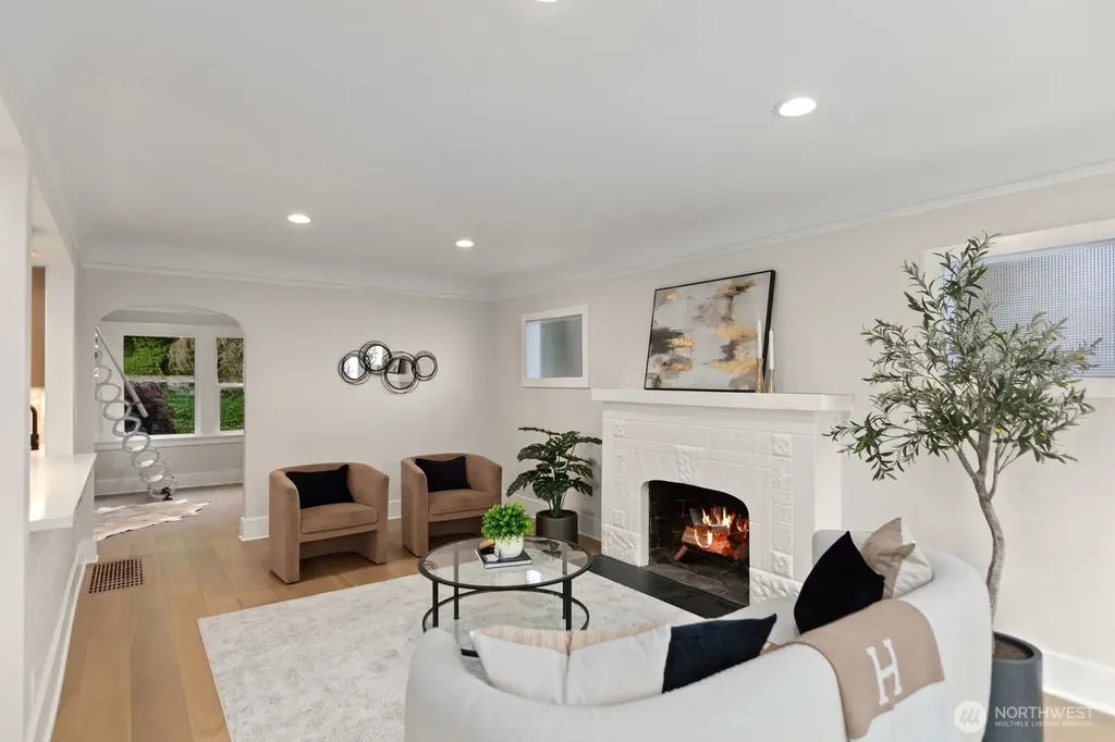 2525 12th Avenue W Seattle WA 98119