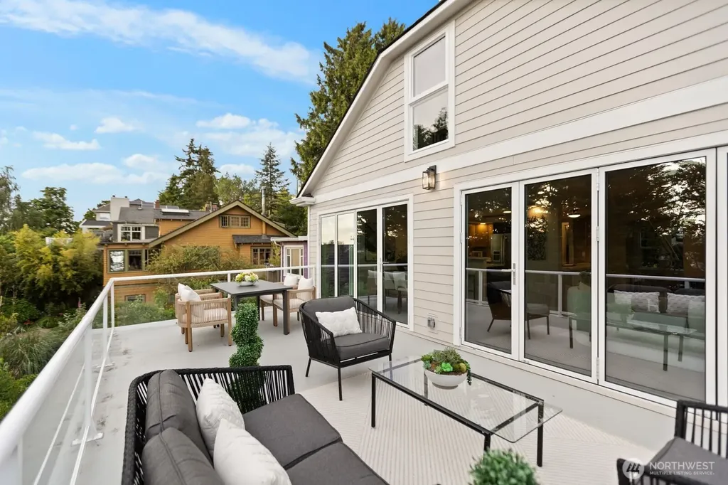 2525 12th Avenue W Seattle WA 98119