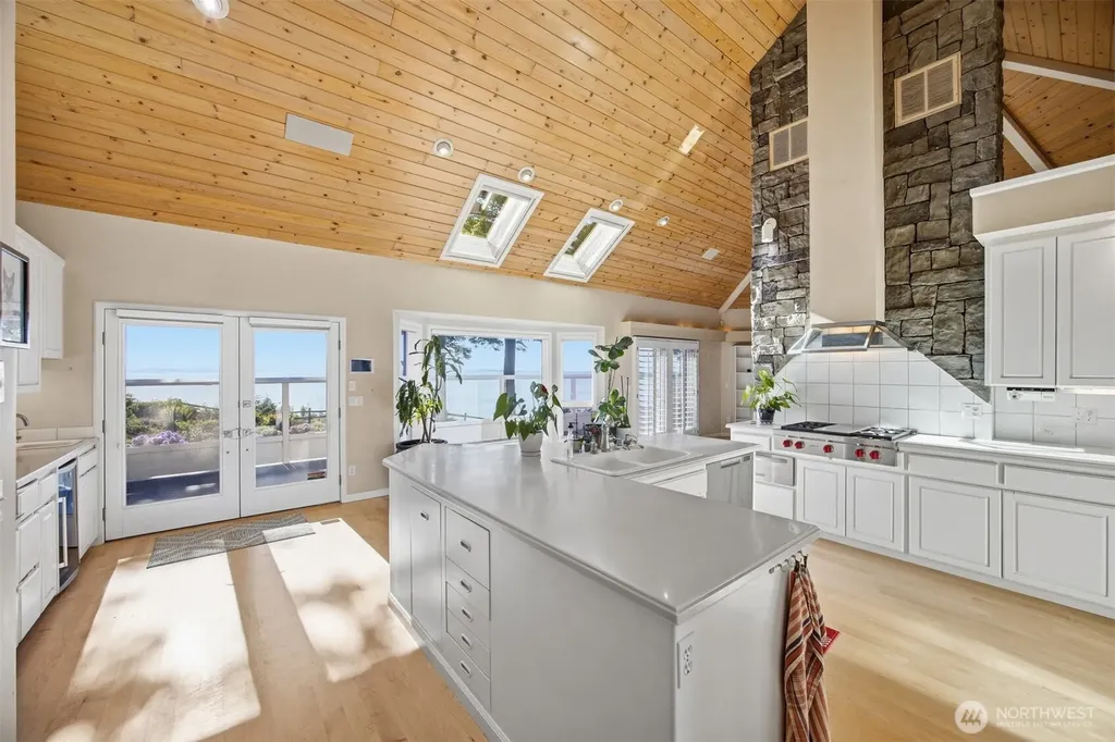 6867 Holeman Avenue Blaine WA 98230