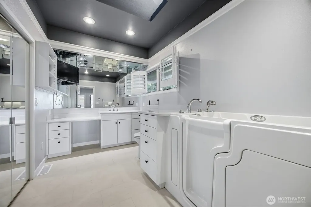 6867 Holeman Avenue Blaine WA 98230
