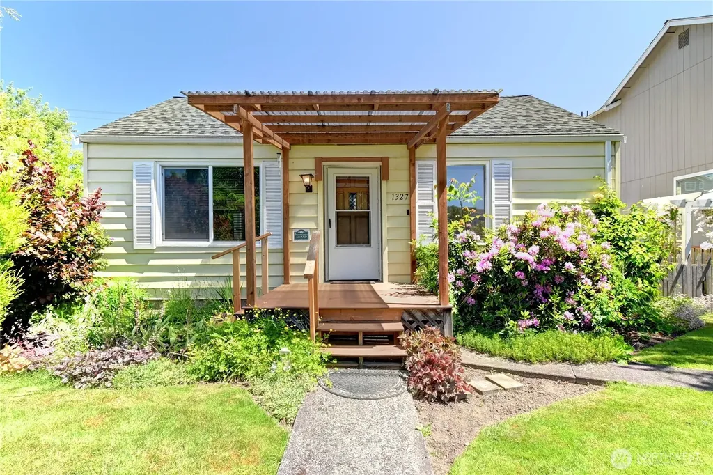 1327 Maple Street Everett WA 98201