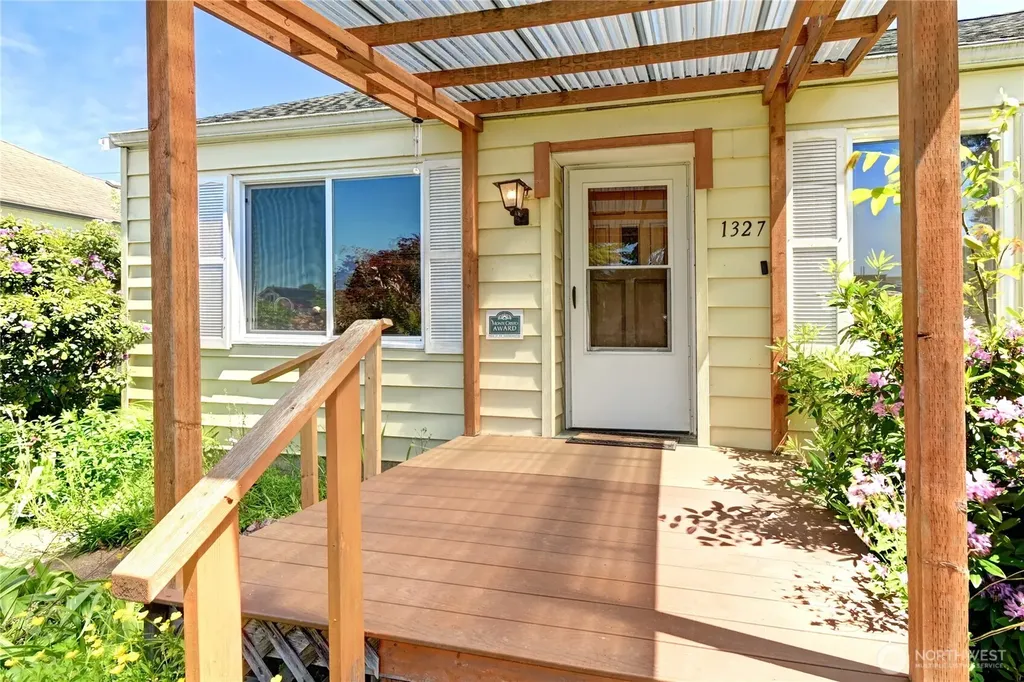 1327 Maple Street Everett WA 98201