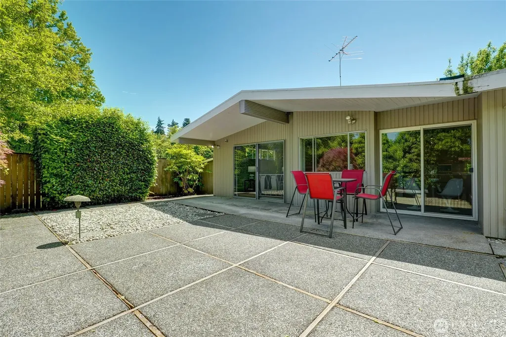 8210 SE 36th Street Mercer Island WA 98040