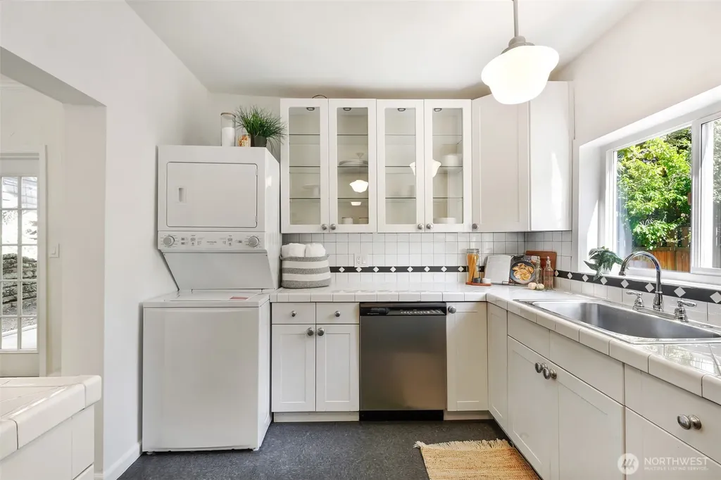 502 32nd Avenue Seattle WA 98122