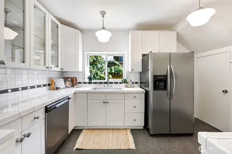 502 32nd Avenue Seattle WA 98122
