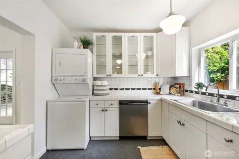 502 32nd Avenue Seattle WA 98122