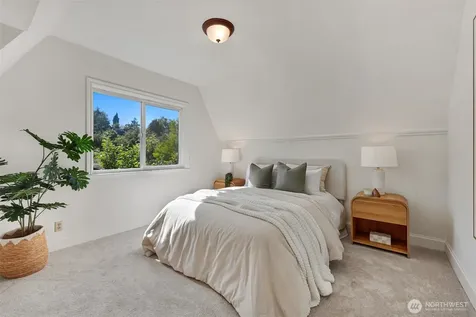 502 32nd Avenue Seattle WA 98122