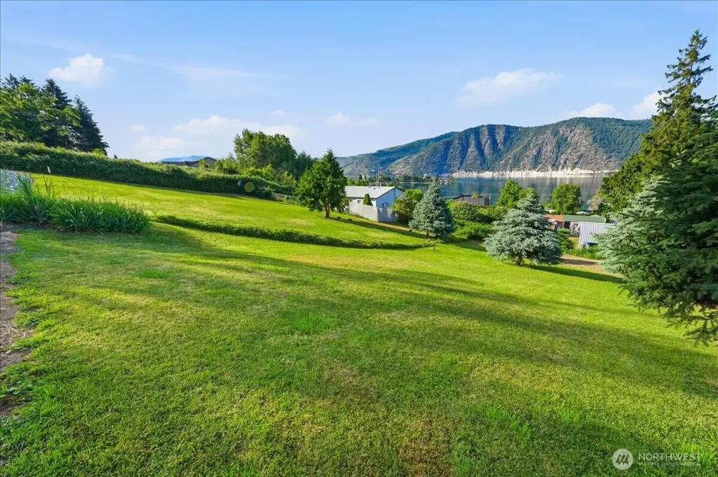 241 Lakeshore Drive Manson WA 98831