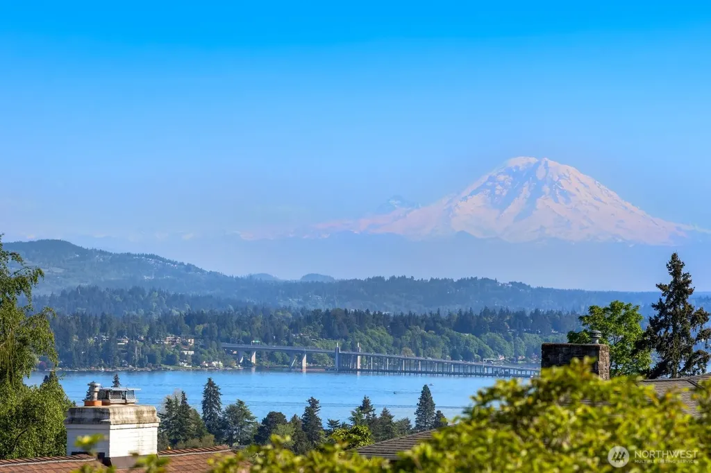 7044 50th Avenue NE Seattle WA 98115