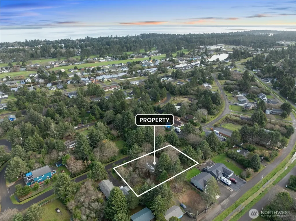 337 Mast Ave NW Ocean Shores WA 98569