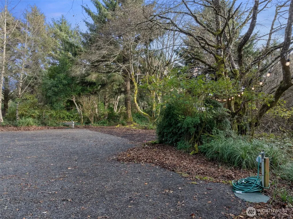 337 Mast Ave NW Ocean Shores WA 98569