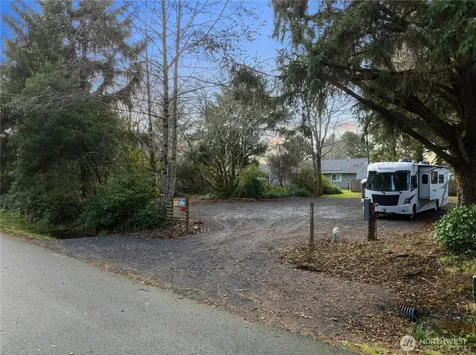 337 Mast Ave NW Ocean Shores WA 98569