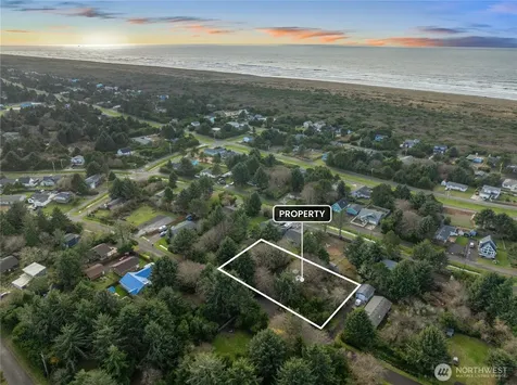 337 Mast Ave NW Ocean Shores WA 98569