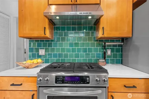 8205 19th Avenue NE Seattle WA 98115