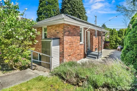 8205 19th Avenue NE Seattle WA 98115