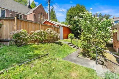 8205 19th Avenue NE Seattle WA 98115