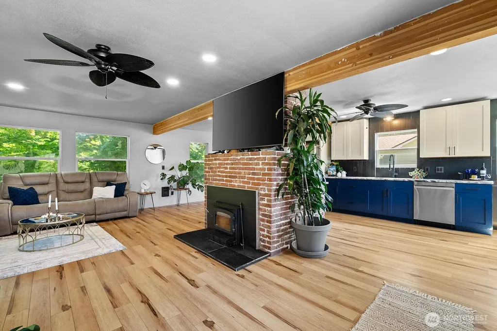 307 4th Street Steilacoom WA 98388