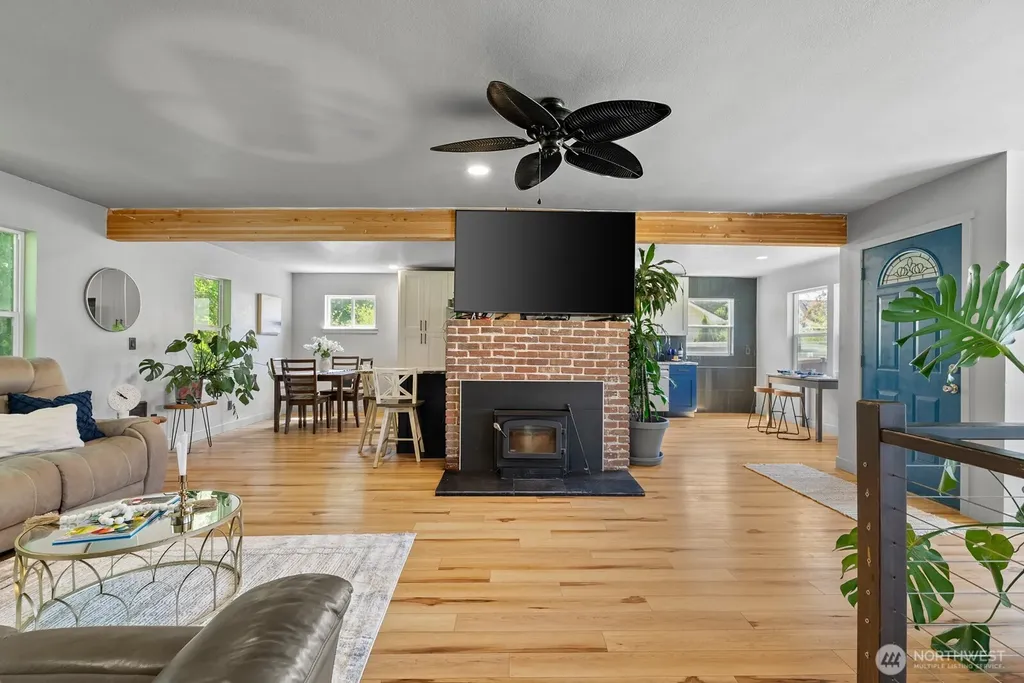 307 4th Street Steilacoom WA 98388