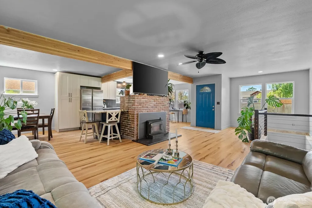 307 4th Street Steilacoom WA 98388