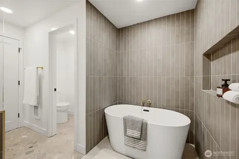 1547 NE Brockman Place Seattle WA 98125