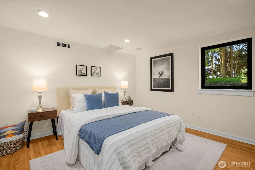 2456 3rd Avenue W Seattle WA 98119