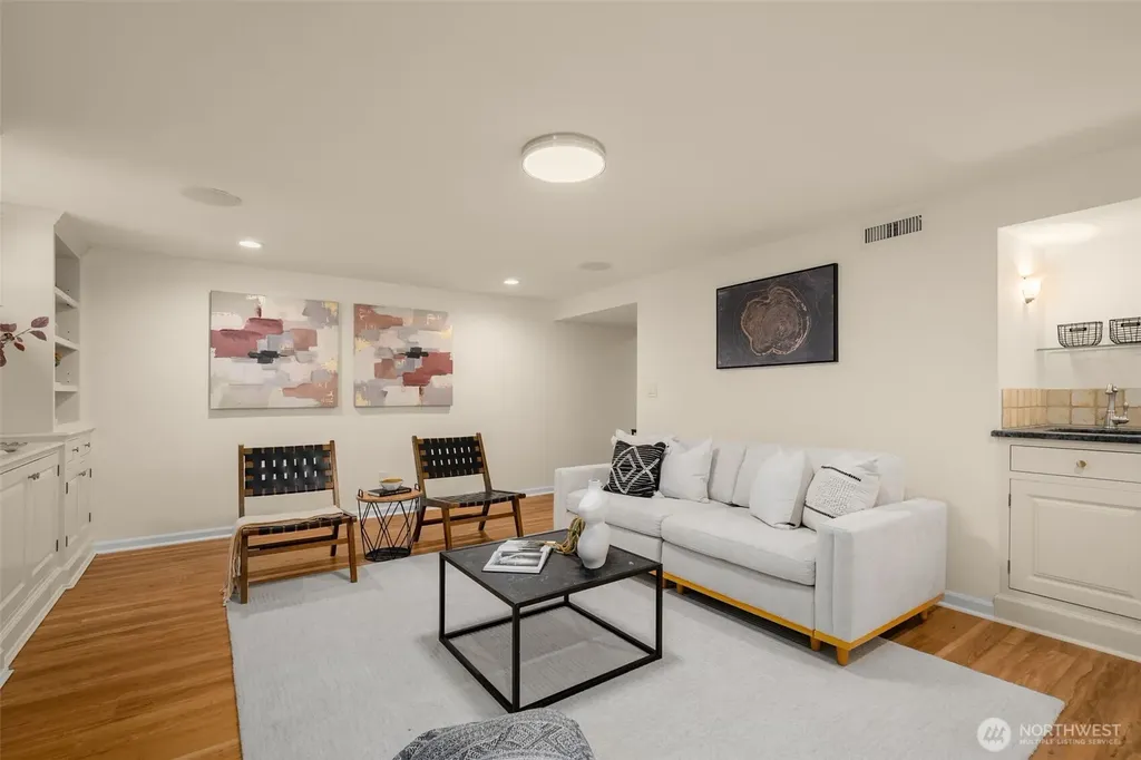 2456 3rd Avenue W Seattle WA 98119