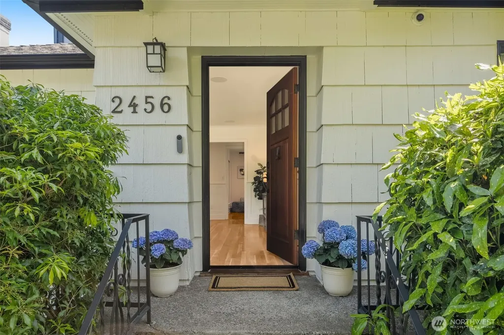 2456 3rd Avenue W Seattle WA 98119