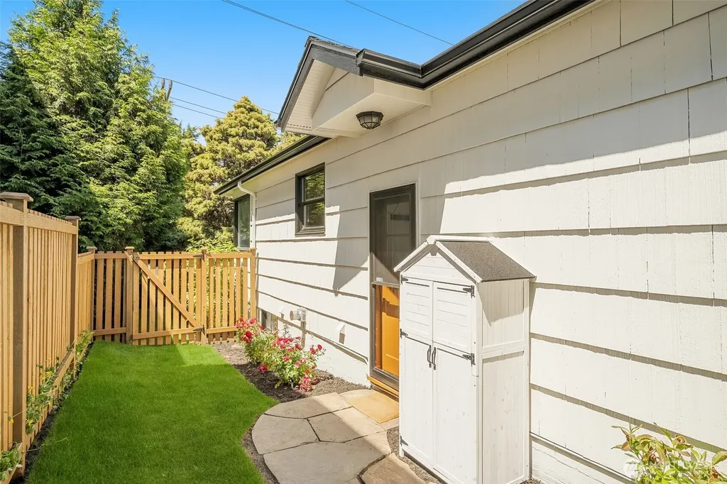 2456 3rd Avenue W Seattle WA 98119