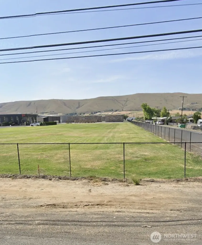 1720 W Ahtanum Road Yakima WA 98903