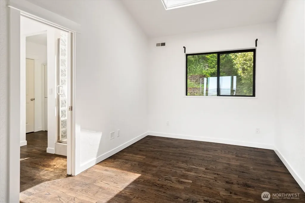 2364 Hobart Avenue SW Seattle WA 98116