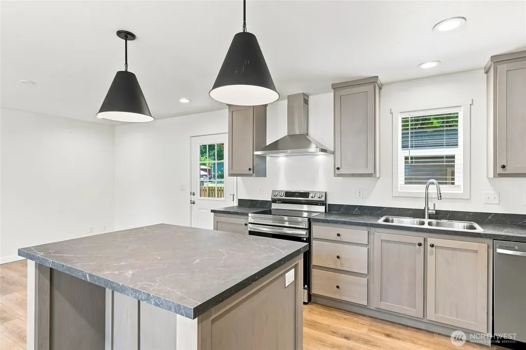 102 Sir Lancelot Way Castle Rock WA 98611