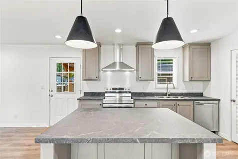 102 Sir Lancelot Way Castle Rock WA 98611