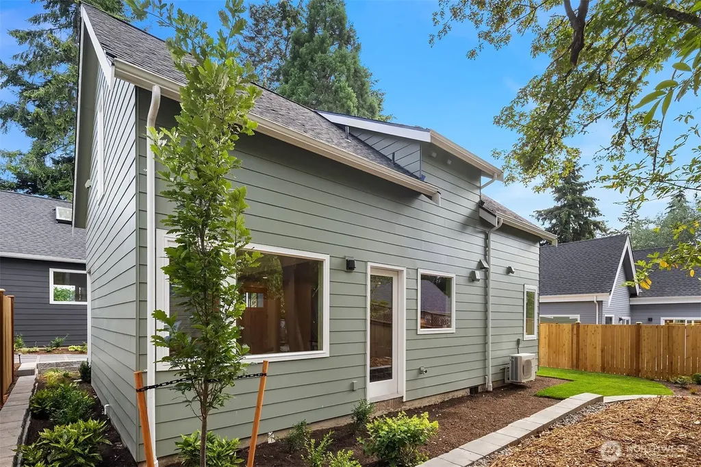 11739 40th Avenue NE Seattle WA 98125