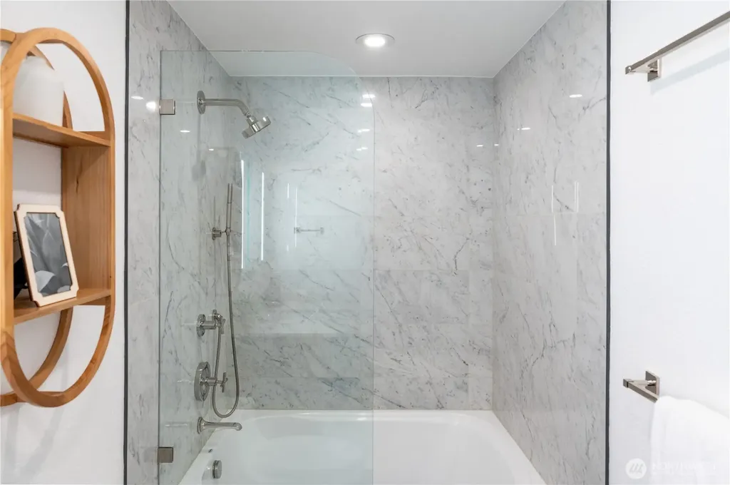 1028 Lakeview Boulevard E Seattle WA 98102