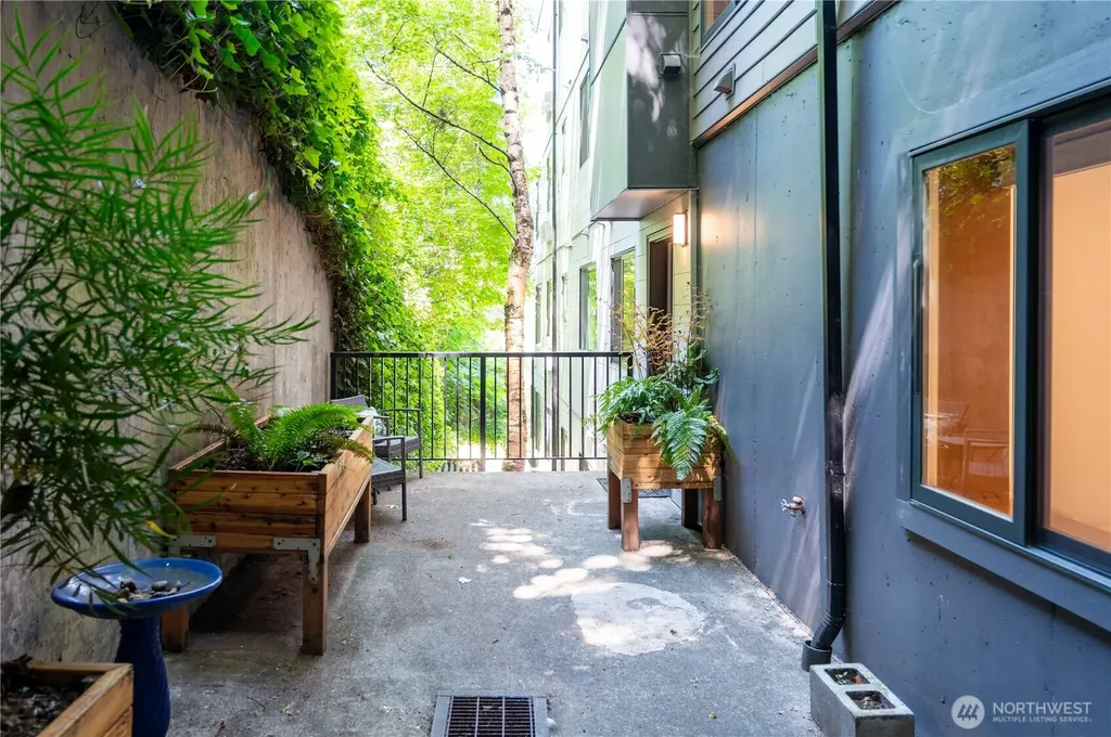 1028 Lakeview Boulevard E Seattle WA 98102