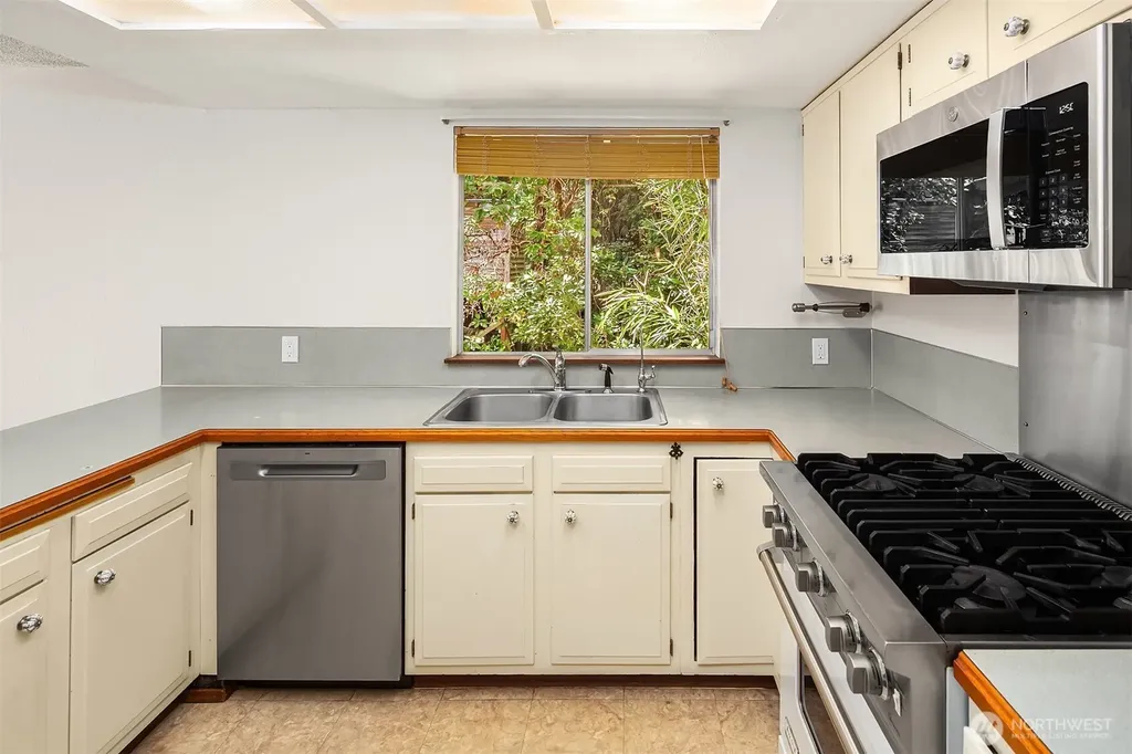 10218 SW Tillicum Lane Vashon WA 98070