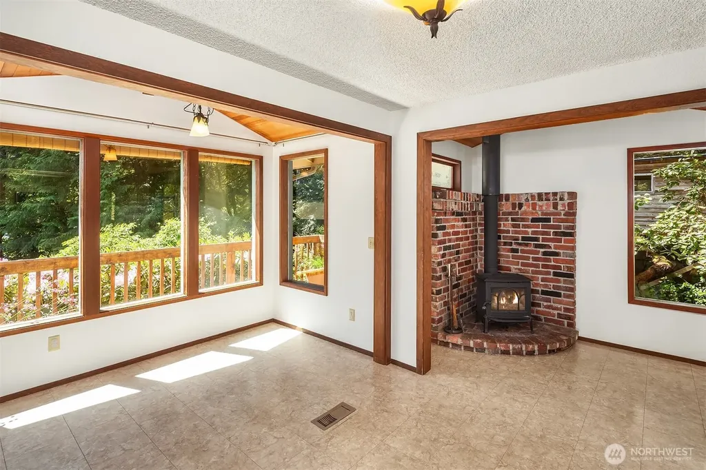10218 SW Tillicum Lane Vashon WA 98070