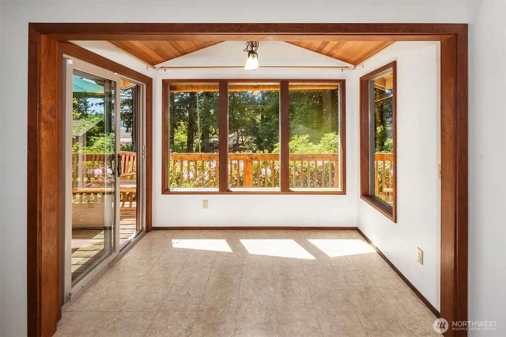 10218 SW Tillicum Lane Vashon WA 98070