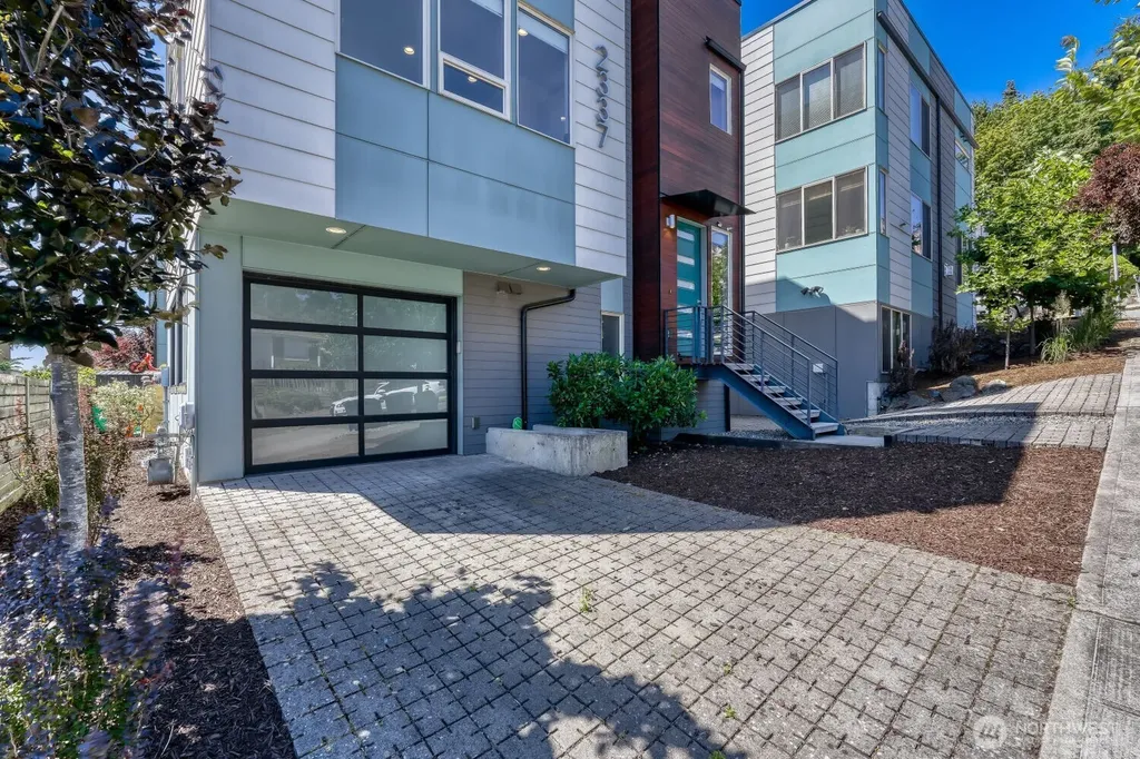 2337 W Plymouth Street Seattle WA 98199