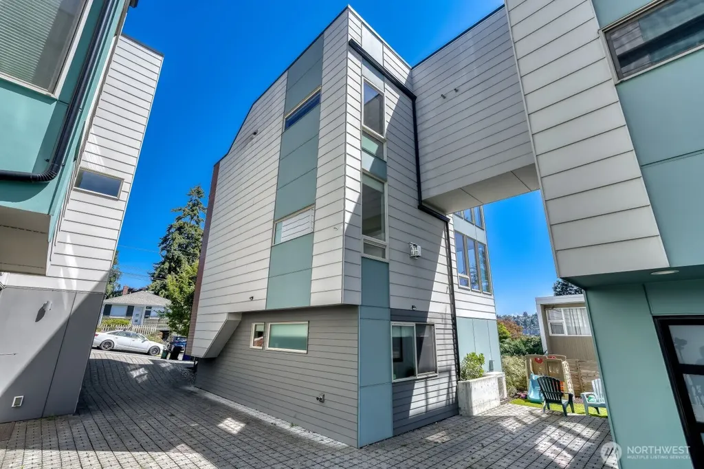 2337 W Plymouth Street Seattle WA 98199