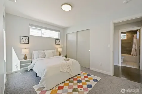 2337 W Plymouth Street Seattle WA 98199
