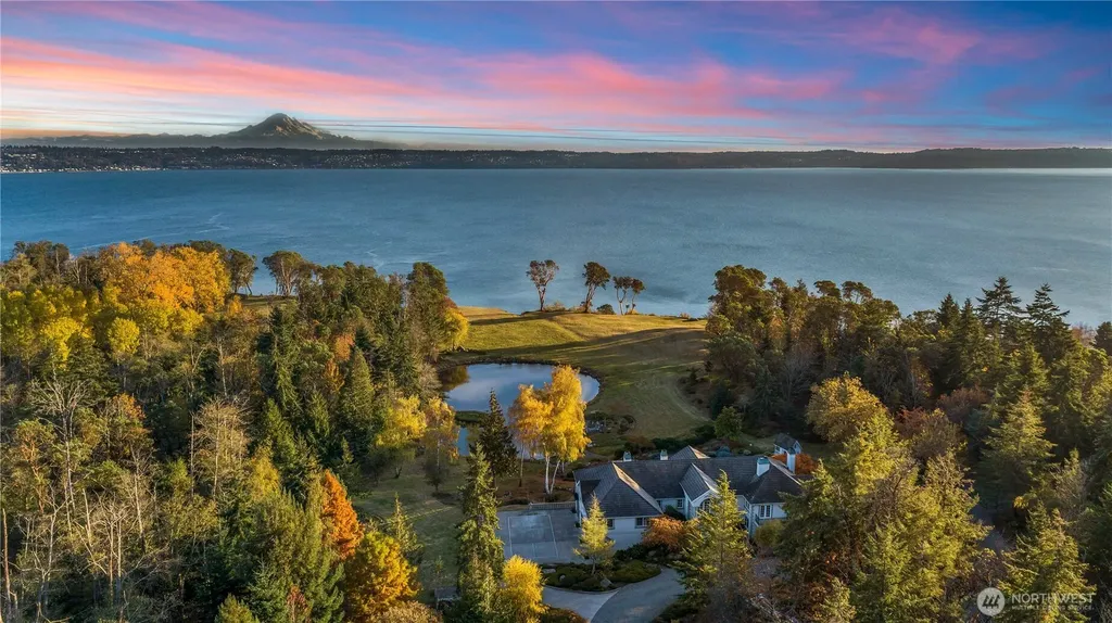 4205 SW Point Robinson Road Vashon WA 98070